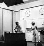Jenny Fließ and Nora Loewy at the presentation of vegetarian cuisine in London, 1939. 