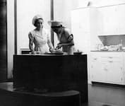Jenny Fließ and Nora Loewy at the presentation of vegetarian cuisine in London, 1939.