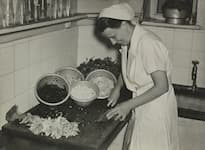 ISK member Anna Beyer works in the London Vega, 1943. After gaining experience in the Cologne Vega for some time, Beyer founded a Vega in Frankfurt in 1936. In 1937 she went into exile in England.