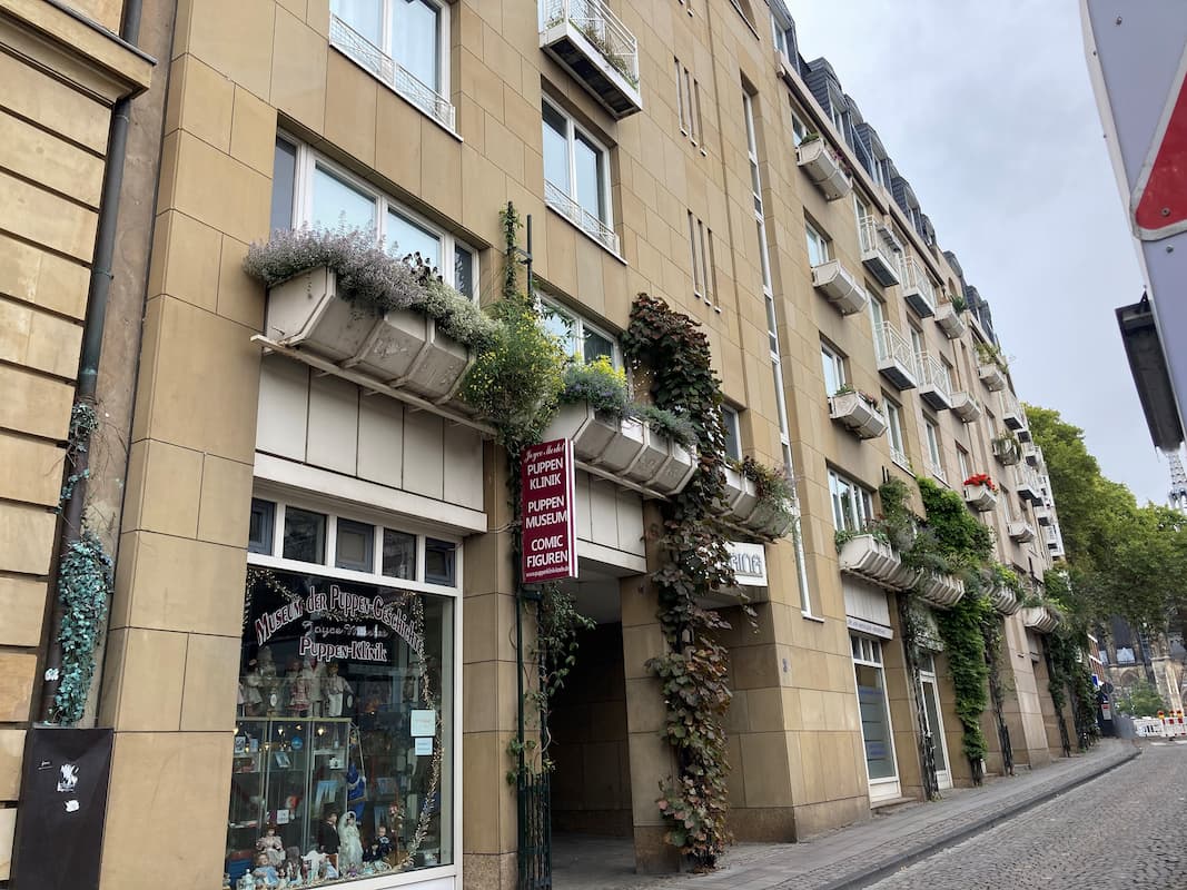 today's front of the former office of the Cologne-Dom local group